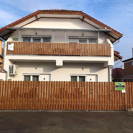 Bed and Breakfast Jacint Apartman à Hajdúszoboszló Extérieur photo