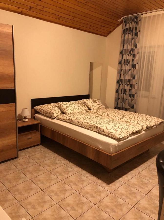 Bed and Breakfast Jacint Apartman à Hajdúszoboszló Extérieur photo